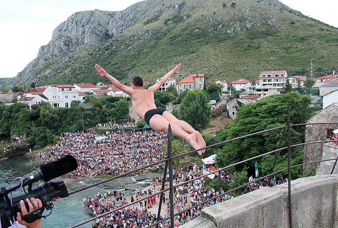 Biste li skočili za 50 KM sa Starog mosta?