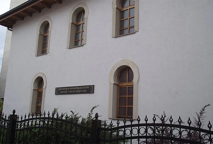 Razbili prozore na džamiji jer je Srbija izgubila utakmicu