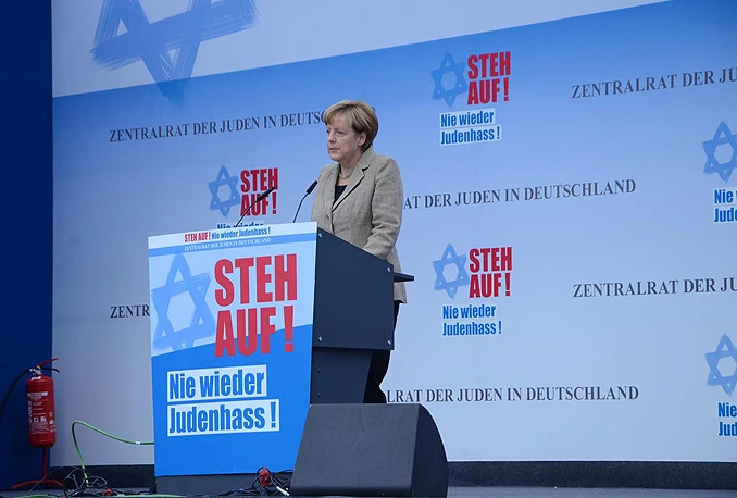 Merkel osudila napade na džamije u Njemačkoj