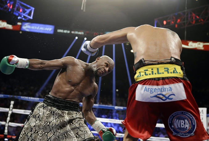 Mayweather obranio naslov i zaradio 32 milijuna dolara