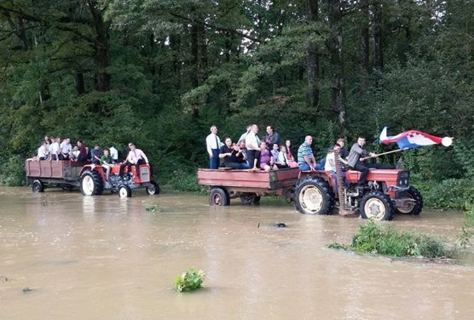 Traktorima po mladu: Ni poplave ne mogu ugasiti ljubav