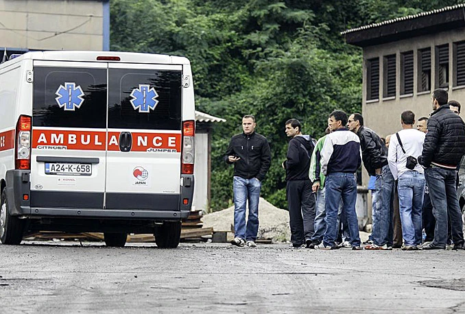 Izvlačenje tijela stradalih rudara iz jame Raspotočje