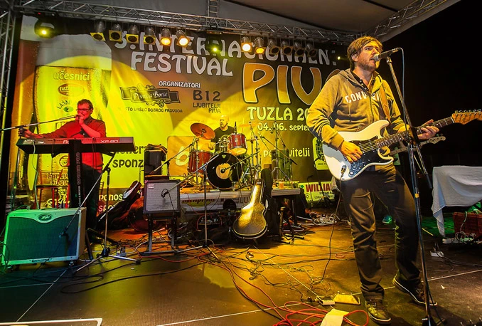 Unatoč kiši: Na festivalu piva u Tuzli preko 3000 posjetitelja uživalo u koncertu Štuka