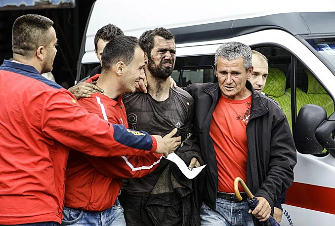 Počelo izvlačenje zatrpanih rudara
