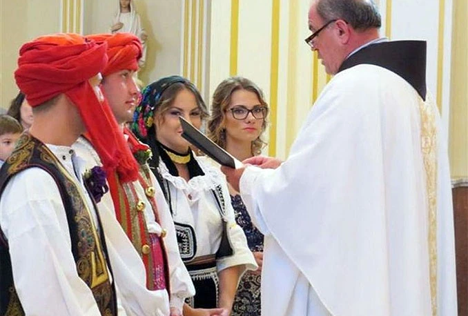 Neobično: Vjenčanje u narodnim nošnjama