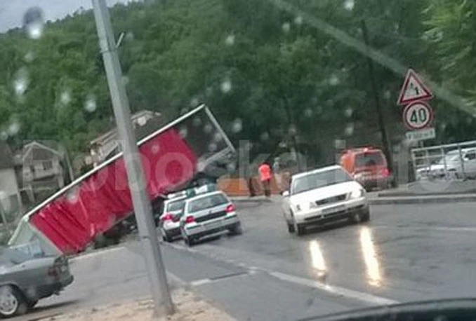 Prevrnuti kamion blokirao promet na putu Ljubuški-Grude