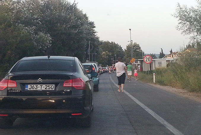 Na Doljanima se čeka duže od dva sata