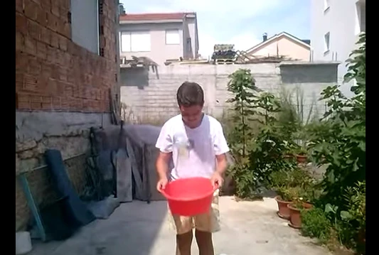 I Mostarci se počeli zalijevati kantama ledene vode