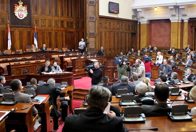 Srbija udara po džepu: Bezobrazni zastupnici ostaju bez tri plaće