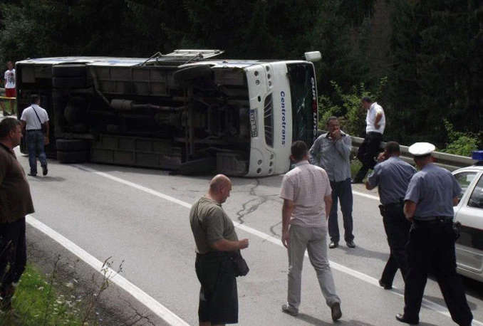 Između Sarajeva i Tuzle se prevrnuo autobus, ozlijeđeno šest putnika
