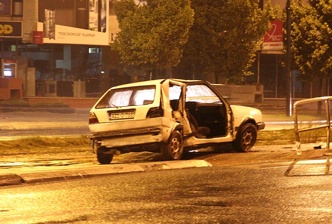 Nakon sudara, Golf odbačen na tramvajsku prugu