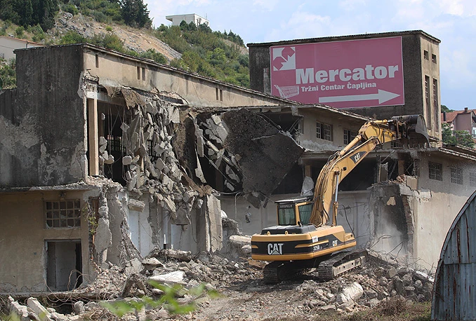 Započelo rušenje silosa u Čapljini; gradi se stambeno-poslovni kompleks