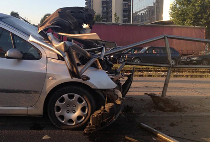 Automobilom se zabio u ogradu tramvajskog stajališta