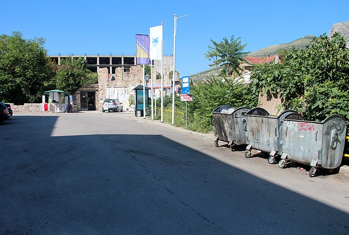 Mostarski komunalci i turisti u problemima sa smećem oko Starog grada