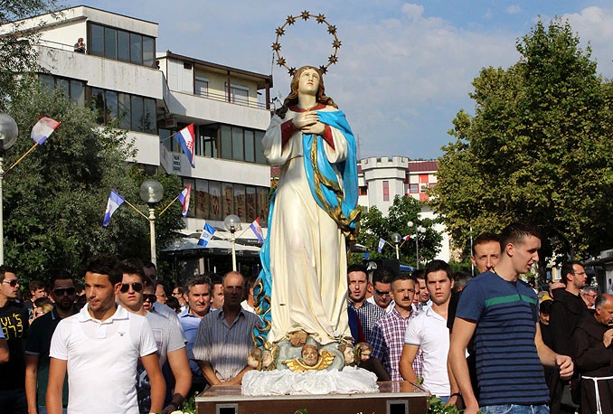 Stotine vjernika u procesiji na Uočnicu blagdana Velike Gospe