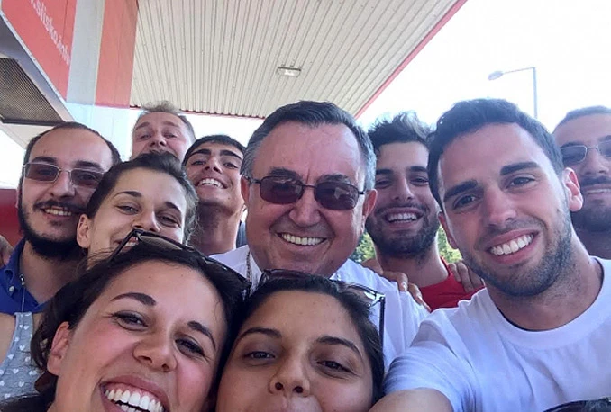 Kardinal Puljić snimio ‘selfie’ s mladima