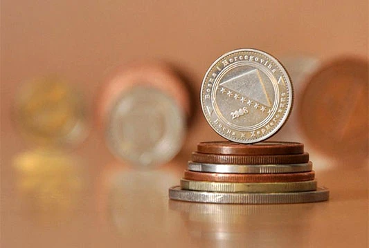 Samo pet posto mladih u BiH raspolaže s više od 1.000 KM mjesečno