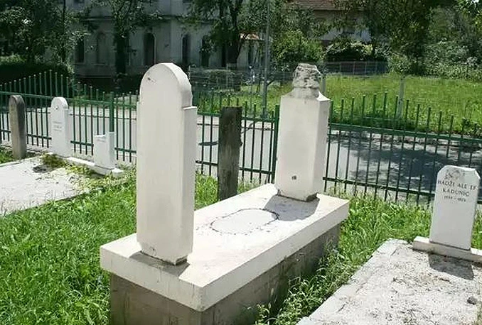 U deset dana dva napada na Sefer-begovu džamiju