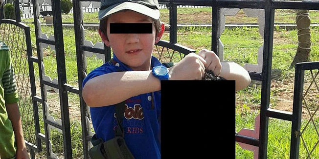 Na Twiteru objavio fotografiju sina koji u rukama čvrsto drži odrubljenu glavu sirijskog vojnika