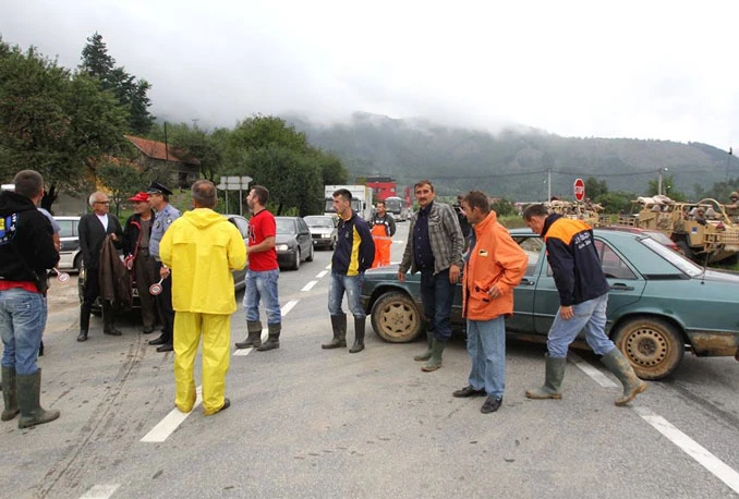Mještani Željeznog polja spavaju pod kišobranom