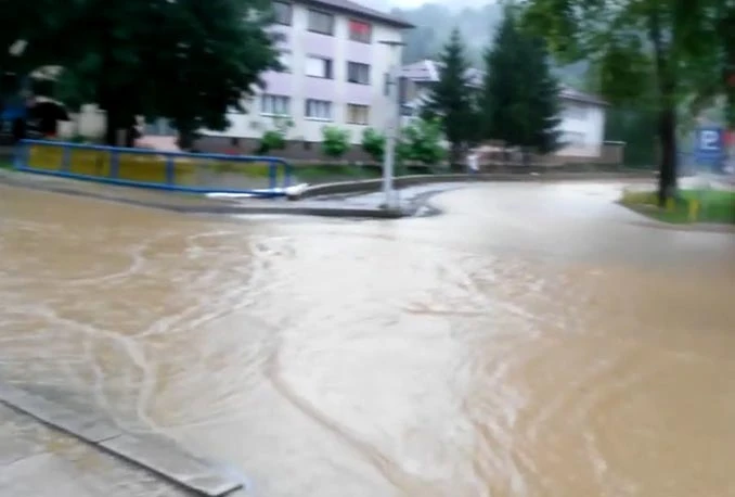 Nevrijeme prekinulo promet, pokrenulo klizišta i evakuaciju