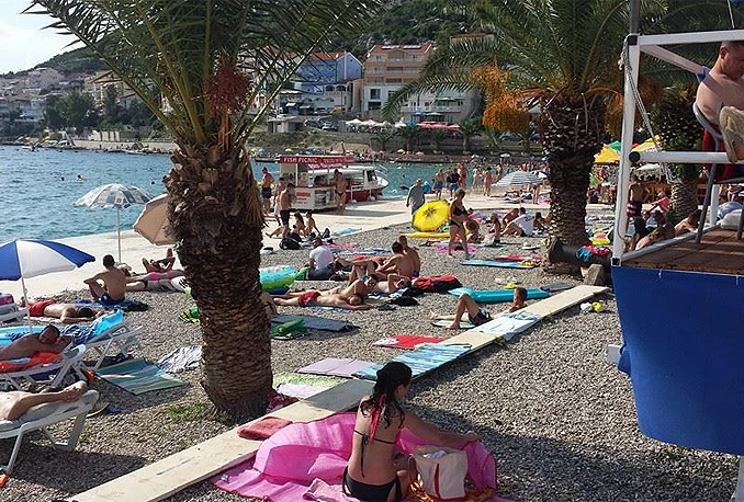 Dok se veliki dio BiH bori s nevremenom u Neumu plaže pune