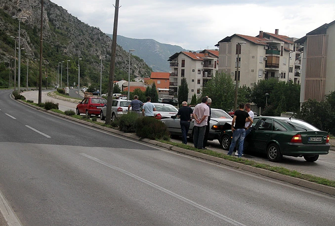 Mostar: Sudar pet automobila