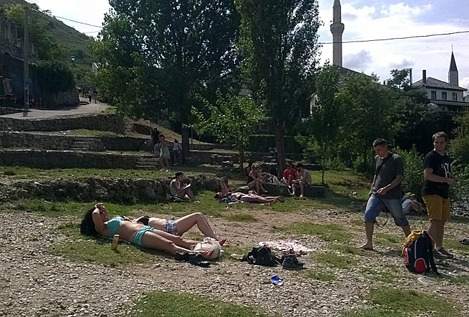 Sunčanje u oskudnom izdanju ispod Starog mosta