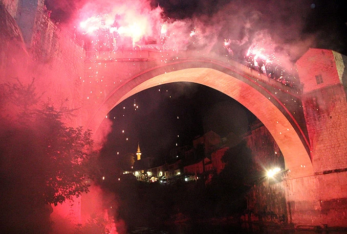 Noćnom bakljadom završeni 448. skokovi sa Starog mosta
