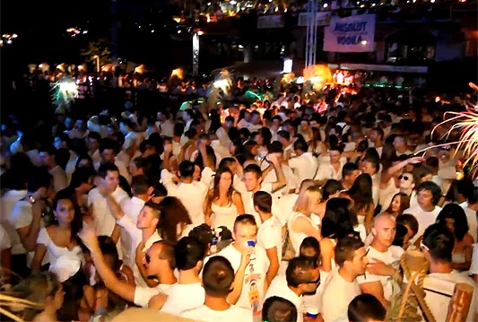 Dočekajte ljetnu novu godinu u Ali Babi i opustite se uz Sensational White Party u Dalekoj