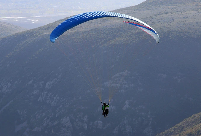 Sarajlija se paraglajderom zabio u stablo u Omišu