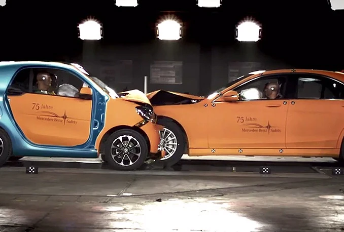 Crash test: Što se dogodi kad se sudare Smart i S-klasa?
