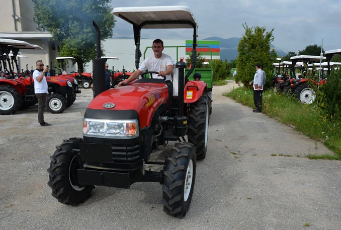 Uručeni ključevi traktora kao pomoć stradalim u poplavama