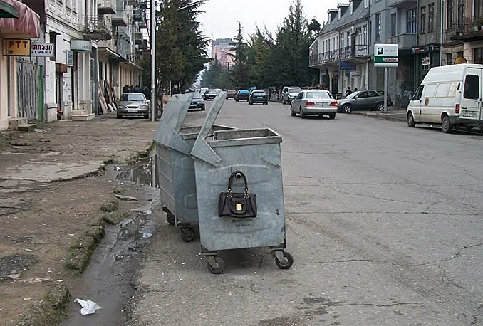 Uhićena jer je novorođenče bacila u kontejner