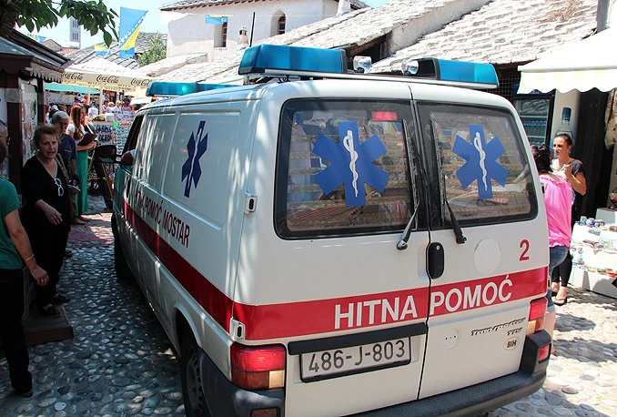 Izbjegnuta tragedija ispod Starog mosta: Mladić završio u bolnici