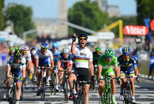 Glupost bez granica: Bacaju se pred bicikliste Tour de Francea da bi snimili - selfie!