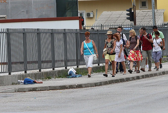 Prosjaci spavaju po mostarskim ulicama