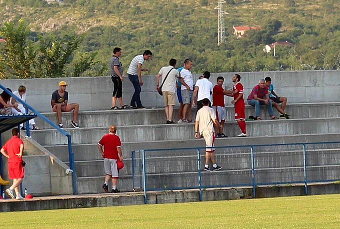Incident: Navijač Veleža provocirao Maletića, on i trener 'uletili' na tribinu