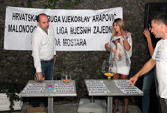Politička i nogometna elita na izvlačenju skupina Lige mjesnih zajednica