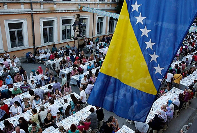 Više od dvije tisuće osoba iftarilo na trgu