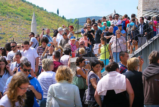 Mostar: U Starom gradu dva turista 'olakšana' za 10 000 dolara, pronađene kradljivice