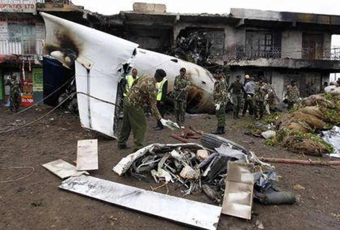 Avion pun droge za žvakanje pao na zgradu