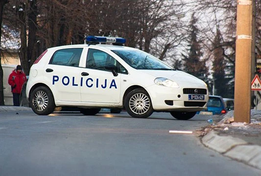 Pretrčavajući ulicu prvo ga udario tramvaj, pa vozilo Hitne