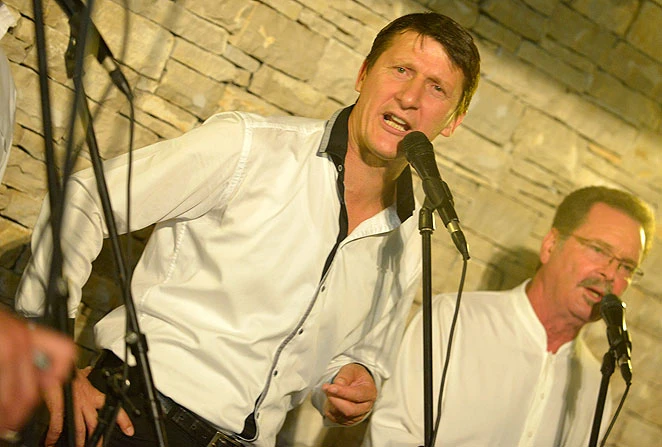 Tomislav Bralić i klapa Intrade nastupaju u Karting Klubu