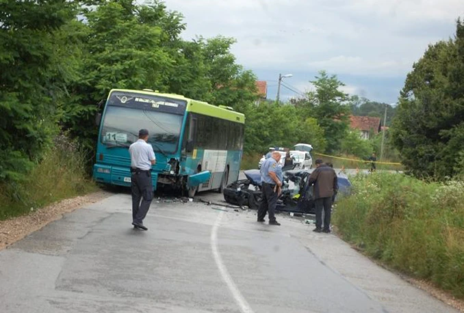 U sudaru autobusa i Golfa poginula jedna osoba