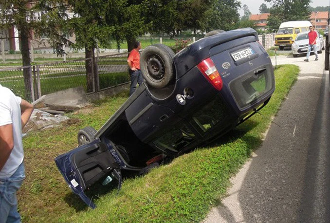 Automobil sletio s kolnika, ozlijeđena dva službenika UNO
