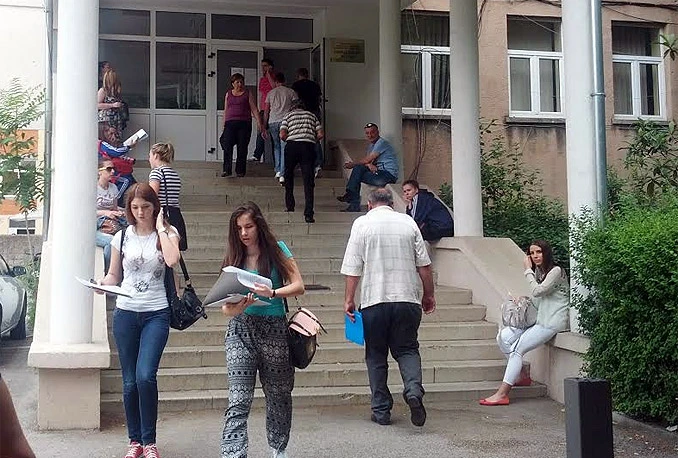 Mostar: Zagužvalo u matičnim uredima