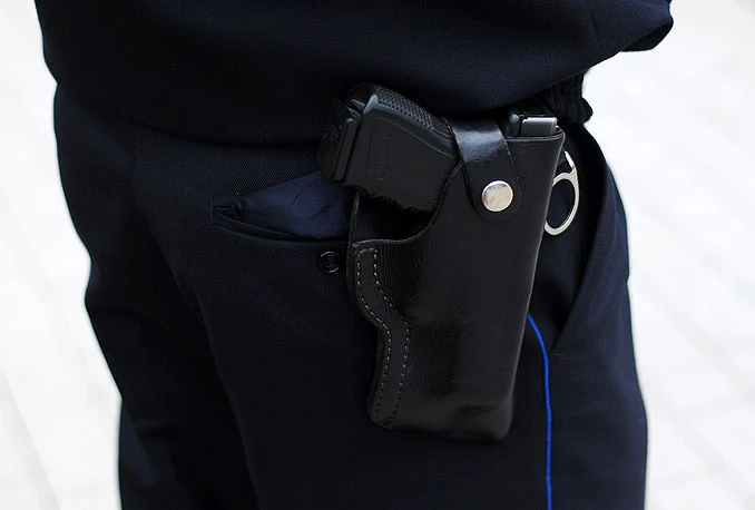 Žena policajca se napila, pa se propucala muževim pištoljem