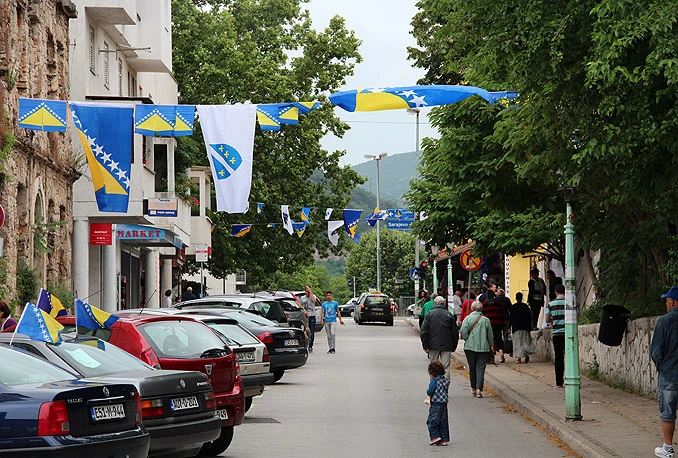 Vrtoglavo porasla prodaja zastava u BiH: Najviše se traže državne i zastave s ljiljanima