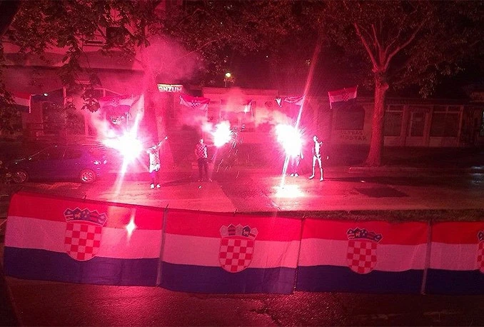 Unatoč kasnim noćnim satima, slavilo se na mostarskim ulicama